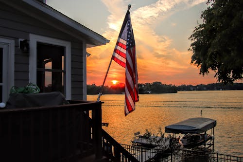 คลังภาพถ่ายฟรี ของ ธงชาติอเมริกา, พระอาทิตย์ตกที่ชายหาด, พระอาทิตย์ตกที่สวยงาม