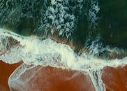 航拍动态捕捉了海浪撞击马来西亚基贾尔沙质海岸的景象