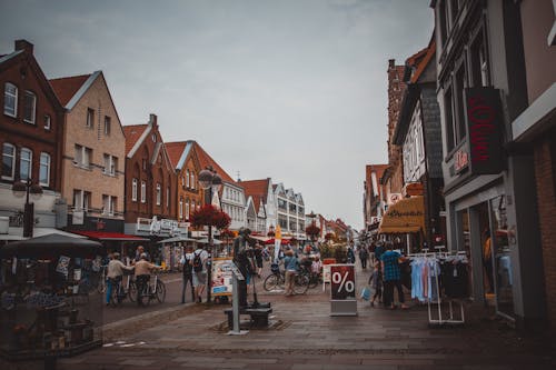 Menschen, Die Auf Straße Zwischen Betongebäuden Gehen