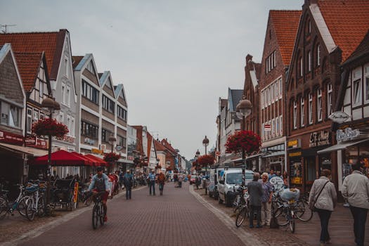 在这座迷人的城市，人们可以在历史悠久的街道上购物或骑自行车