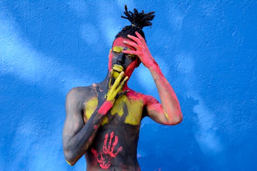 Free Personne Avec Peinture Corporelle Colorée Stock Photo