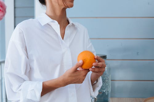 Bezpłatne Darmowe zdjęcie z galerii z kobieta, owoc, pomarańcza Zdjęcie z galerii