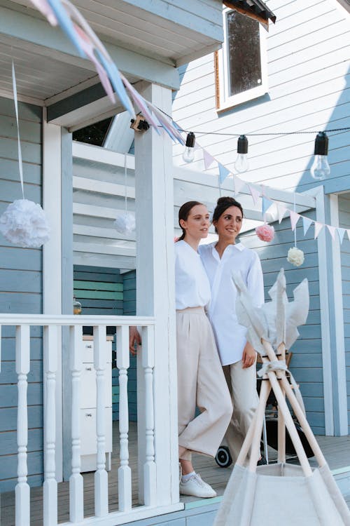 Photos gratuites de debout, en bois, femmes