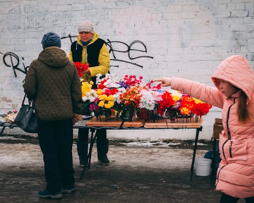 Mujer En Sudadera Con Capucha Rosa Con Cremallera Completa Con Flores Multicolores
