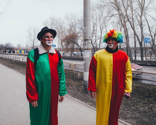 gratis Fotografie Van Twee Clowns In De Straat Stockfoto