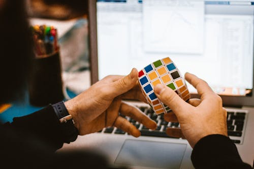 Gratis Cubo De Rubik 4x4 En La Mano De Un Hombre Foto de stock