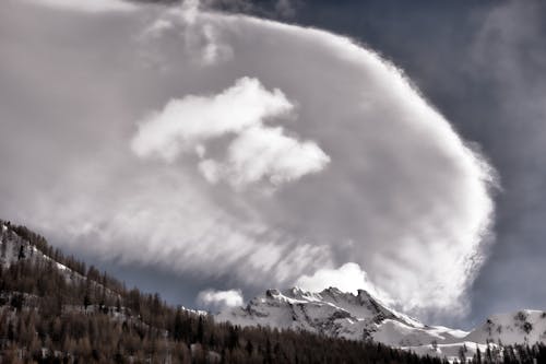 Fotografía De Montaña Bajo Cielo Nublado