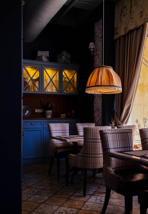 무료 주황색 펜던트 램프가있는 방 사진 스톡 사진