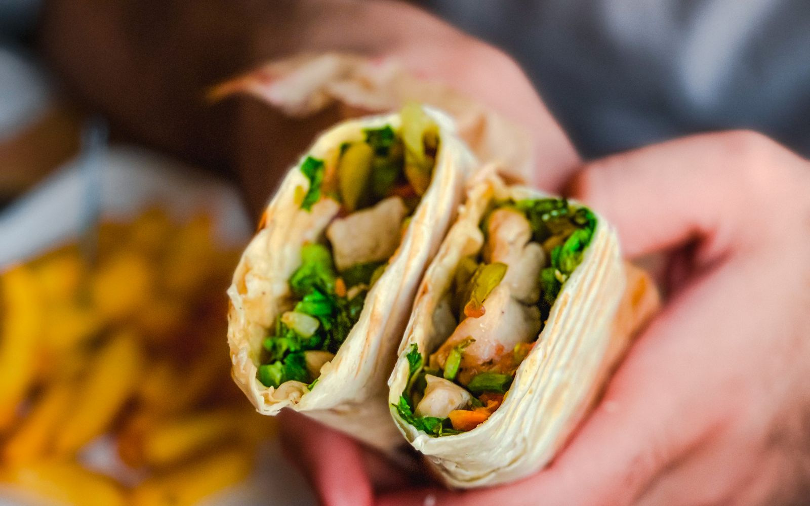 Foto de Wrap de frango com molho de iogurte e salada