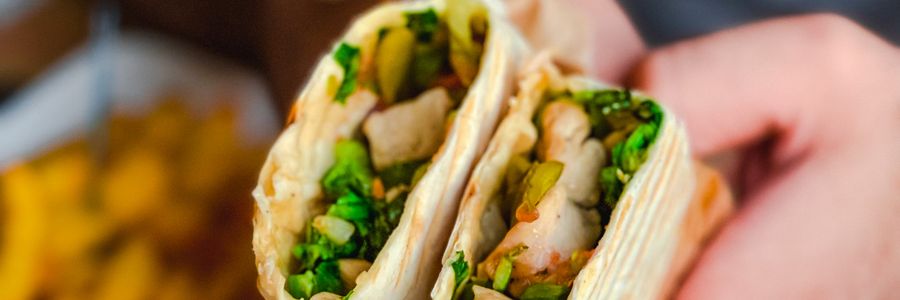 Foto de Wrap de frango com molho de iogurte e salada
