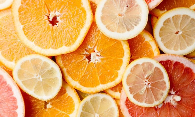 Fatias de laranja fresca em close-up mostrando o interior suculento e segmentos cítricos