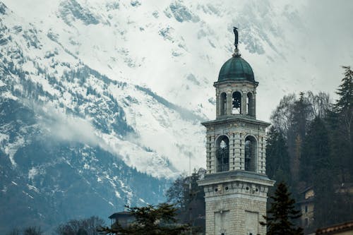 Weißer Betonturm Nahe Berg