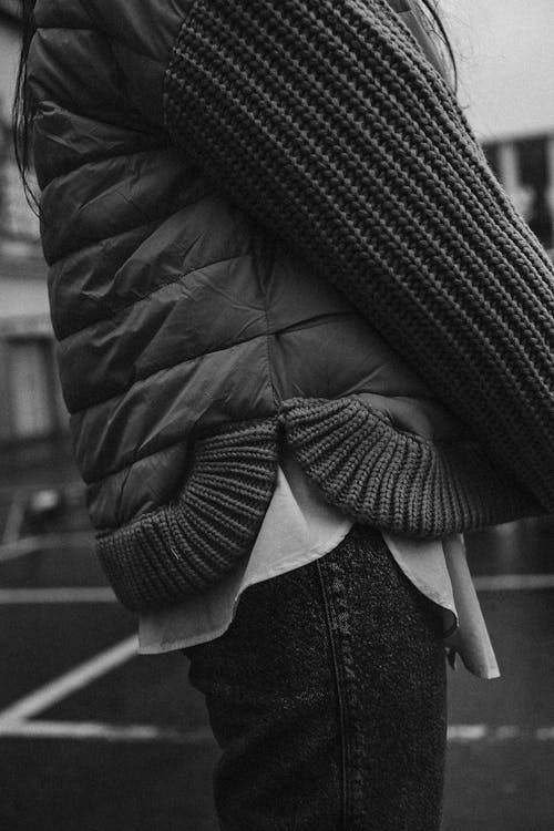 Foto profissional grátis de abrigo, calça, escala de cinza