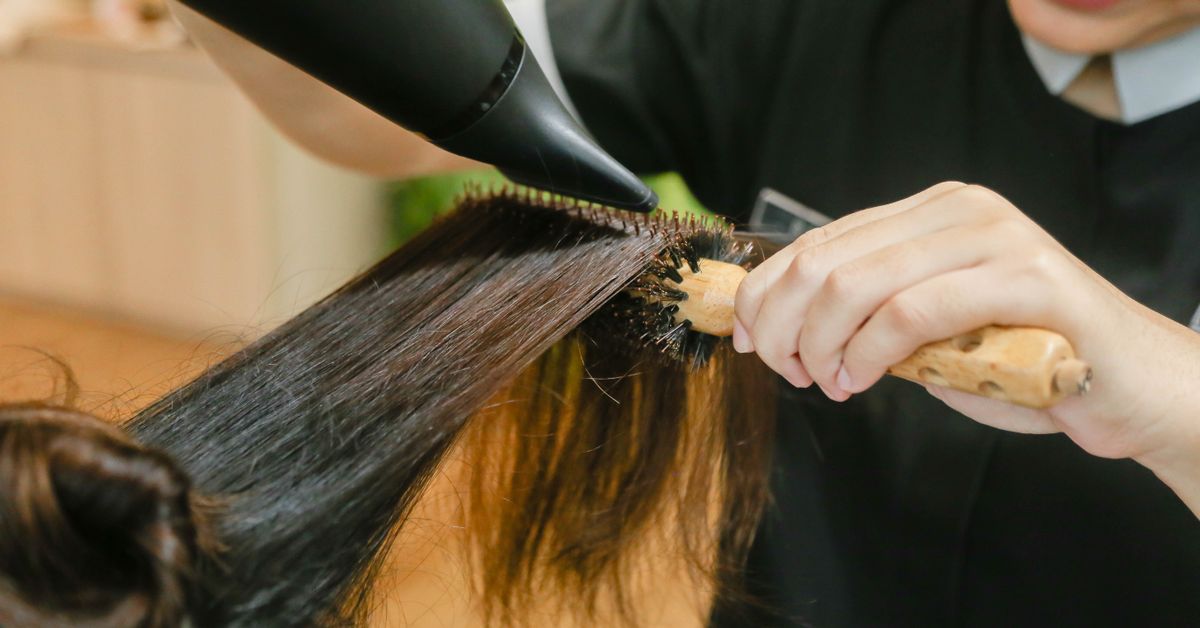 proses potong rambut layer oval panjang di salon