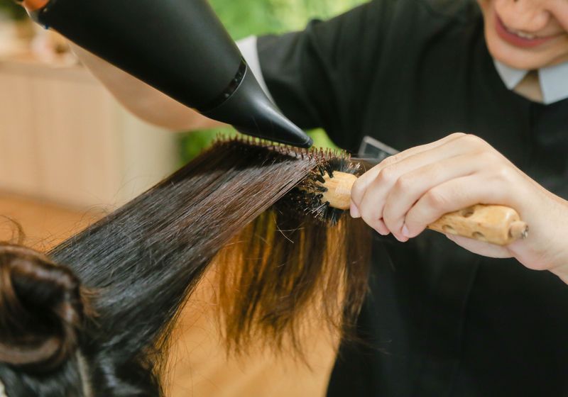 Stylingdetails und Pflege im Friseursalon
