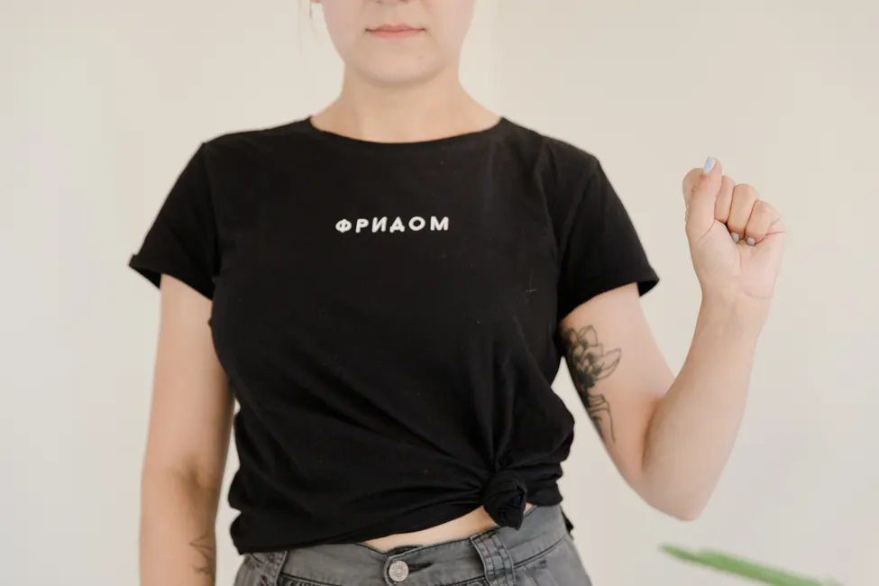T-shirt noir portant un marquage texte blanc, le cas où le blanc d'encre fait toute la différence