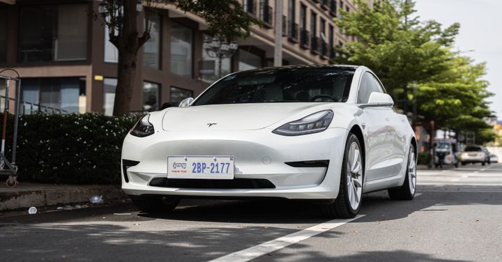 Negadījums Kalifornijā: Tesla autovadītājs aizmieg ar ieslēgtu autonomās braukšanas režīmu