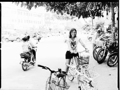 免费 單車騎士, 女人, 灰階 的 免费素材图片 素材图片