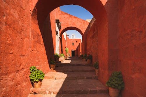Darmowe zdjęcie z galerii z cień, czerwone ściany, kroki
