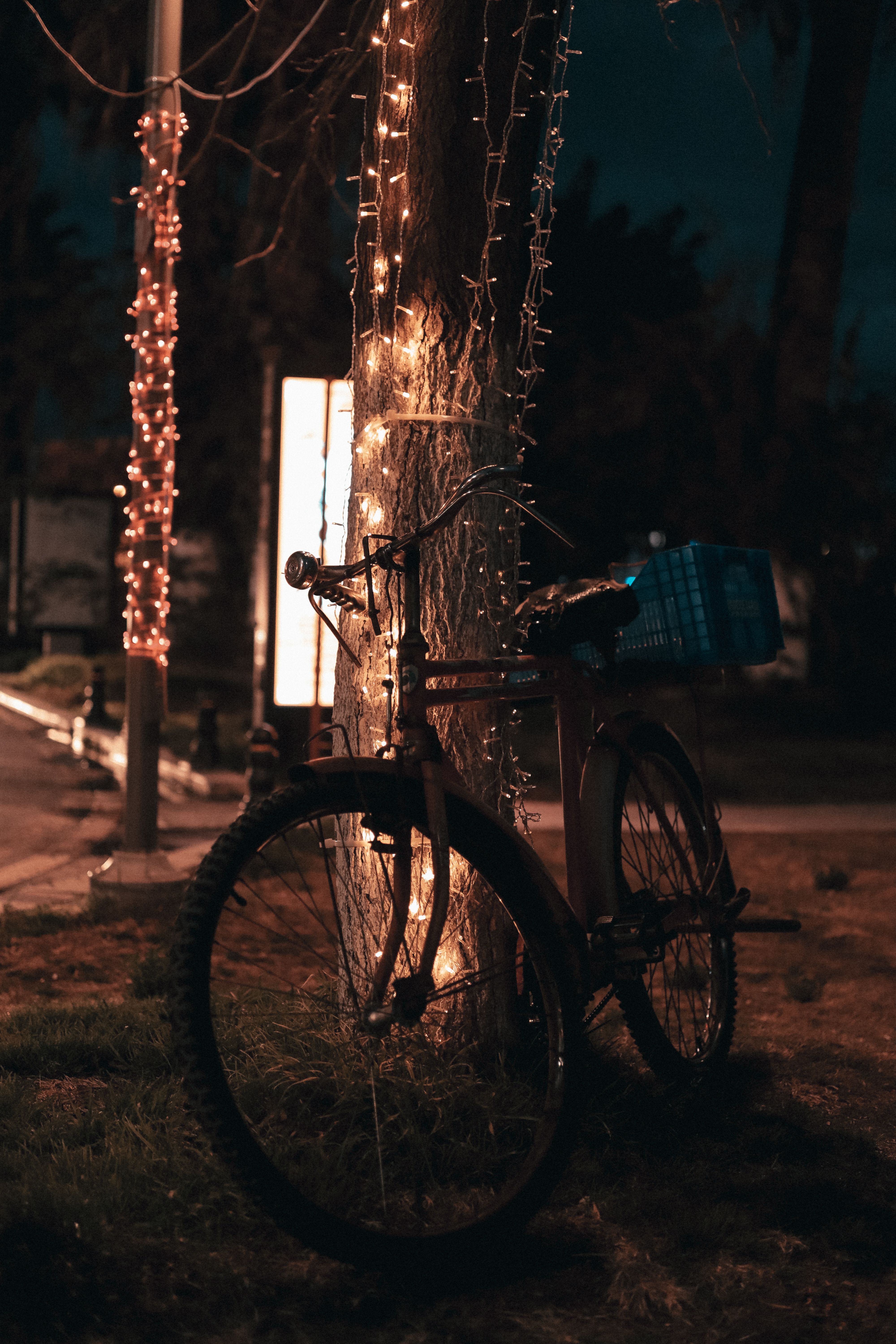 fietsverlichting op een fiets in het donker