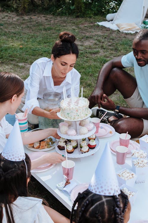 Gratis lagerfoto af dessert, engangskopper, fødselsdagskage