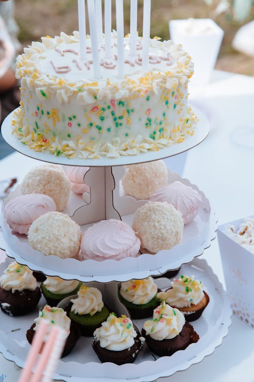 Kostnadsfri bild av barndom, cakestand, cupckaes