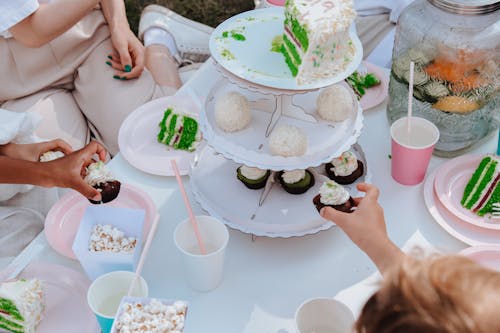 Kostnadsfri bild av barndom, bord, cakestand