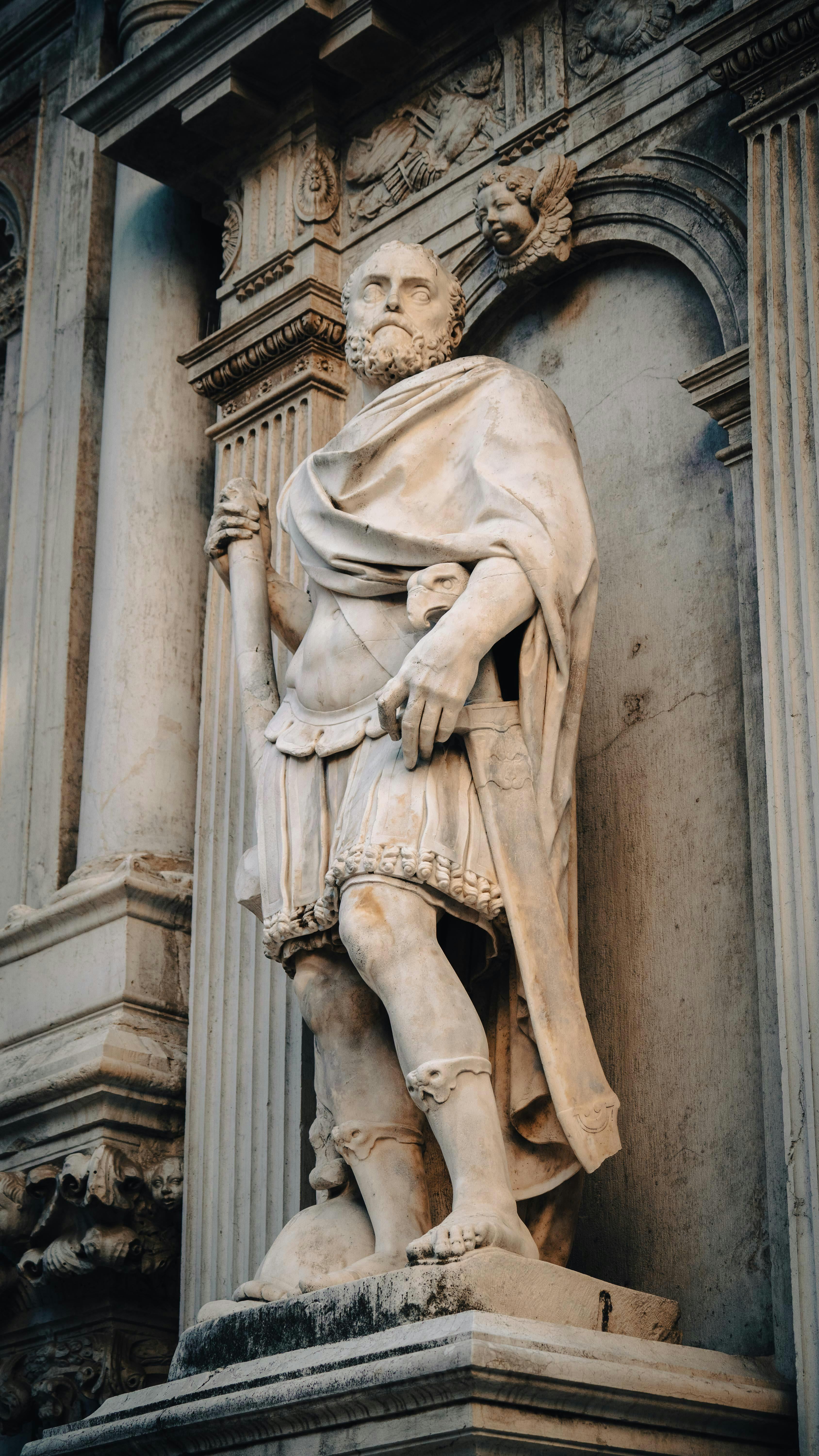 Roman statues bw wallpaper  Ideias para retrato Pôsteres abstratos Arte  grega