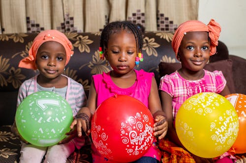 Безкоштовне стокове фото на тему «африканські дівчата, всередині, день народження» стокове фото