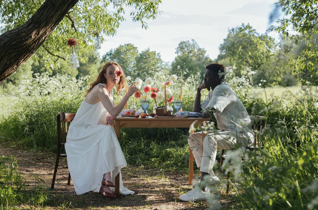 Online dating: starting a conversation on a niche platform
