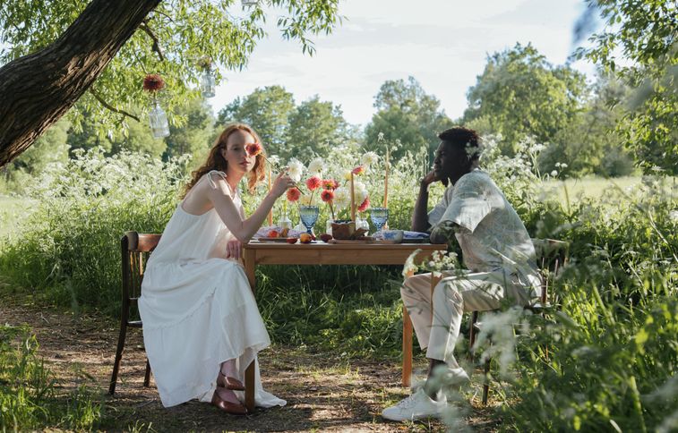 Online dating: starting a conversation on a niche platform