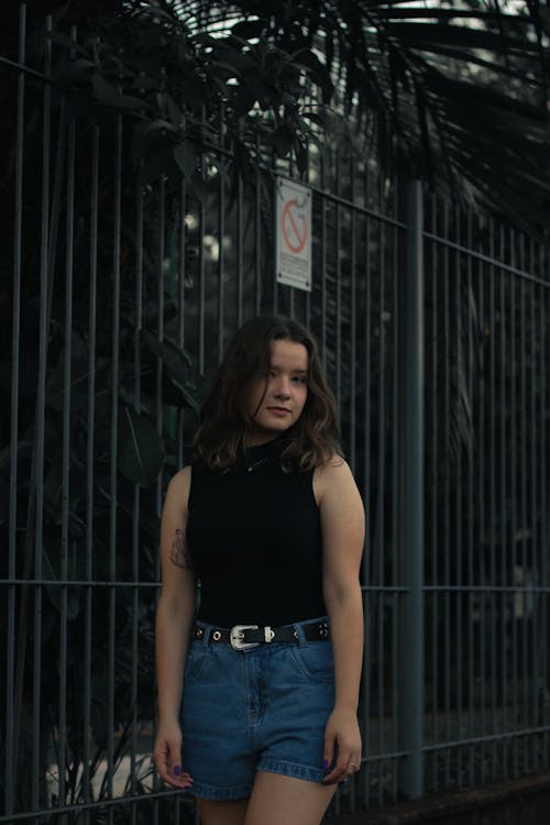 Foto profissional grátis de camiseta preta, cerca de metal, garota