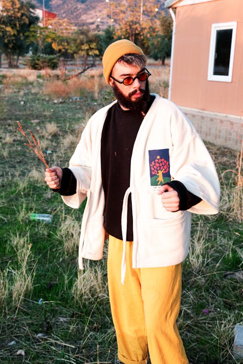 Photos gratuites de barbe, bonnet tricoté, debout