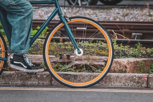 Free Foto profissional grátis de acostamento, bicicleta, calça jeans Stock Photo