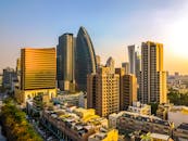 日落时分，从空中俯瞰台中市，现代摩天大楼构成的天际线迷人地展现了台湾的城市建筑风貌