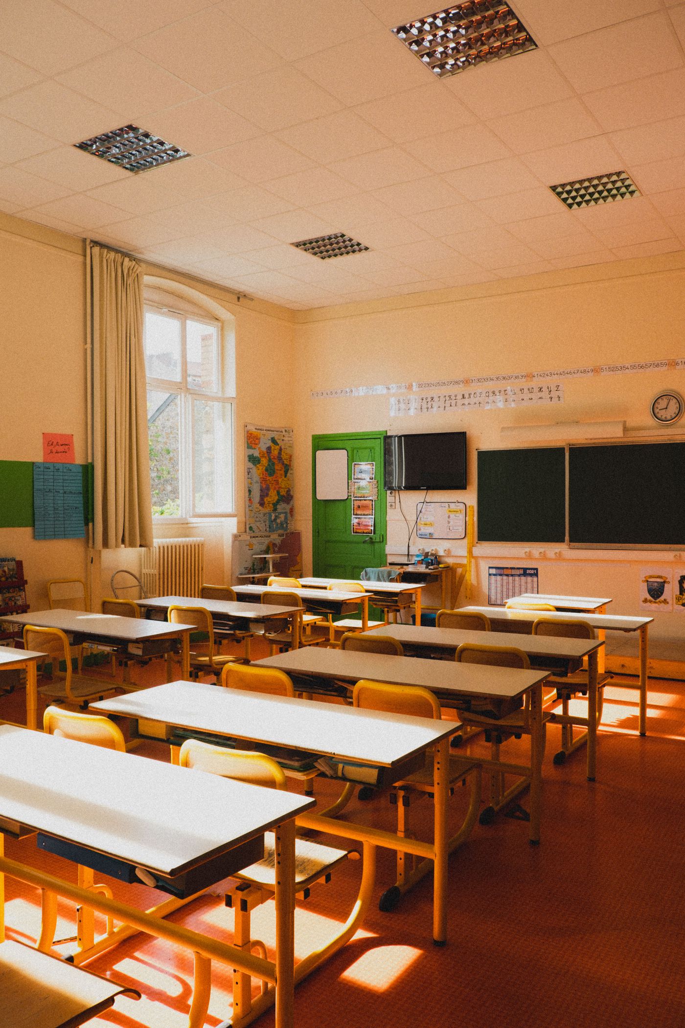 Une salle de classe vide et lumineuse à Paris, avec ses tables et ses chaises