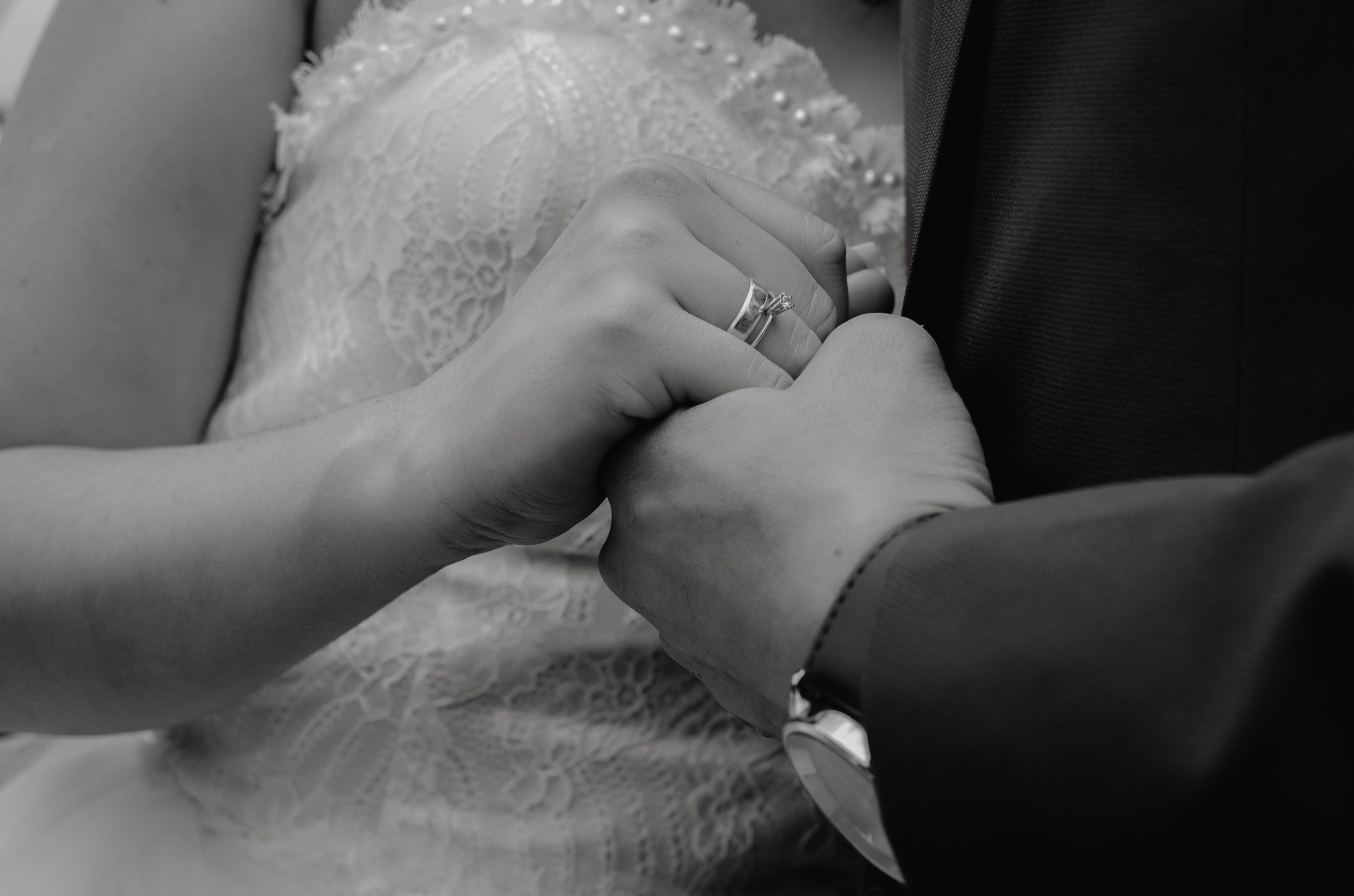 Foto de stock gratuita sobre afecto, amor, anillo de boda, fotos en