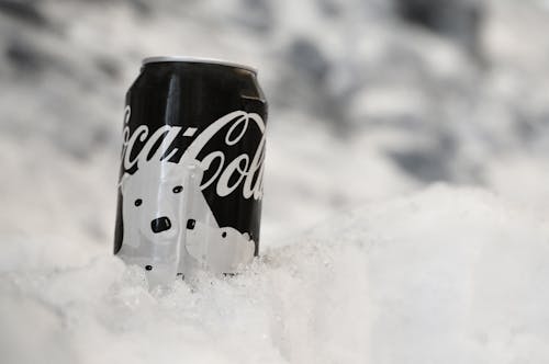 可口可乐在雪地上