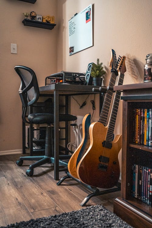 Photos gratuites de bureau, guitares électriques, home studio