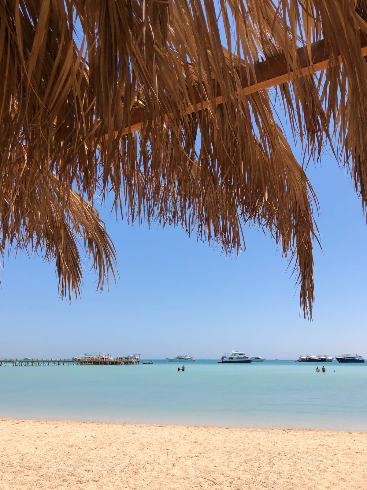 Unde te cazezi în Hurghada - plajă cu bărci și palmieri în Sekalla