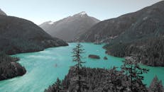 位于华盛顿州罗克波特的暗黑破坏神湖，被郁郁葱葱的山脉环绕，景色令人惊叹