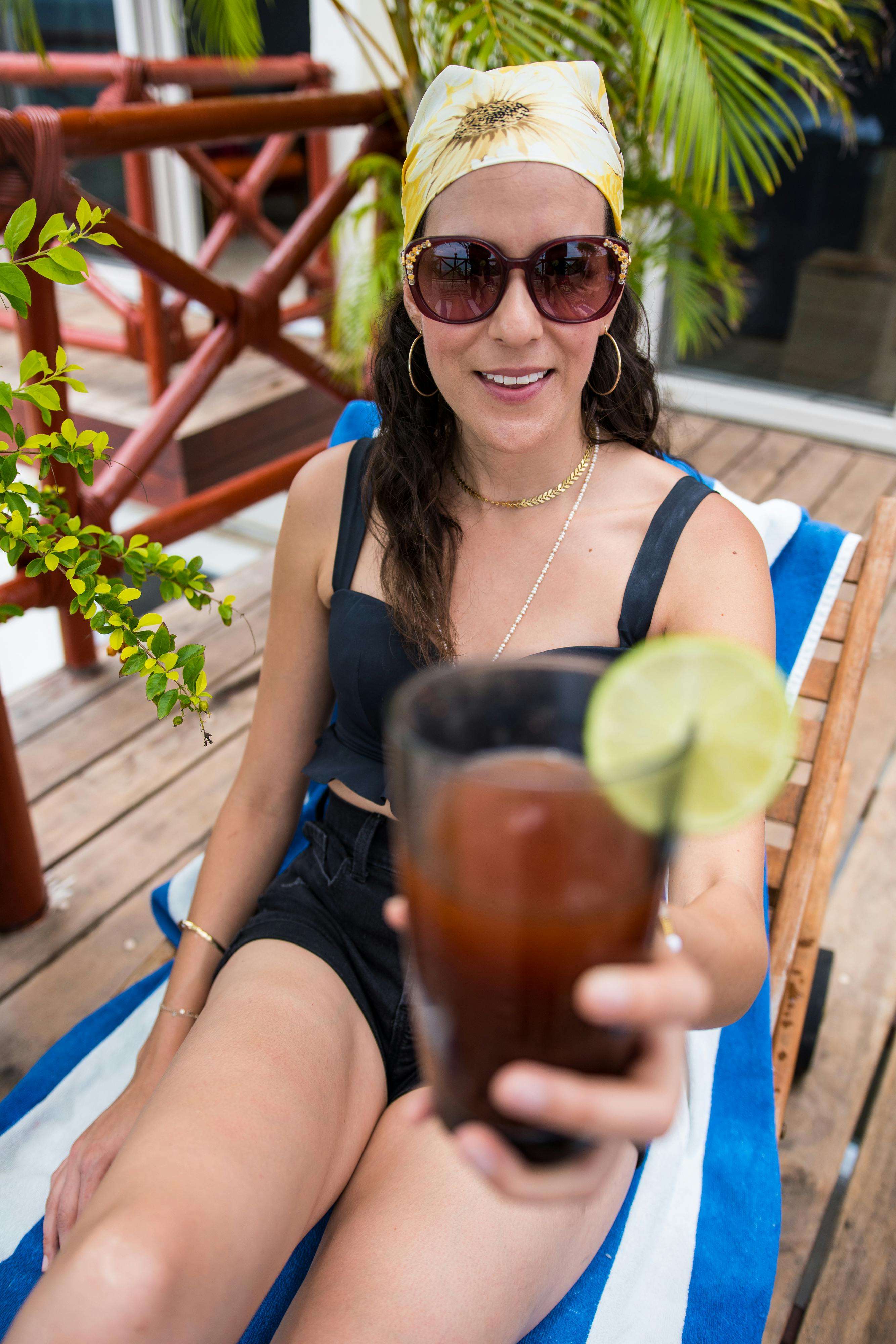 Gratuit Femeie Pe șezlong ținând Băutură Fotografie de stoc