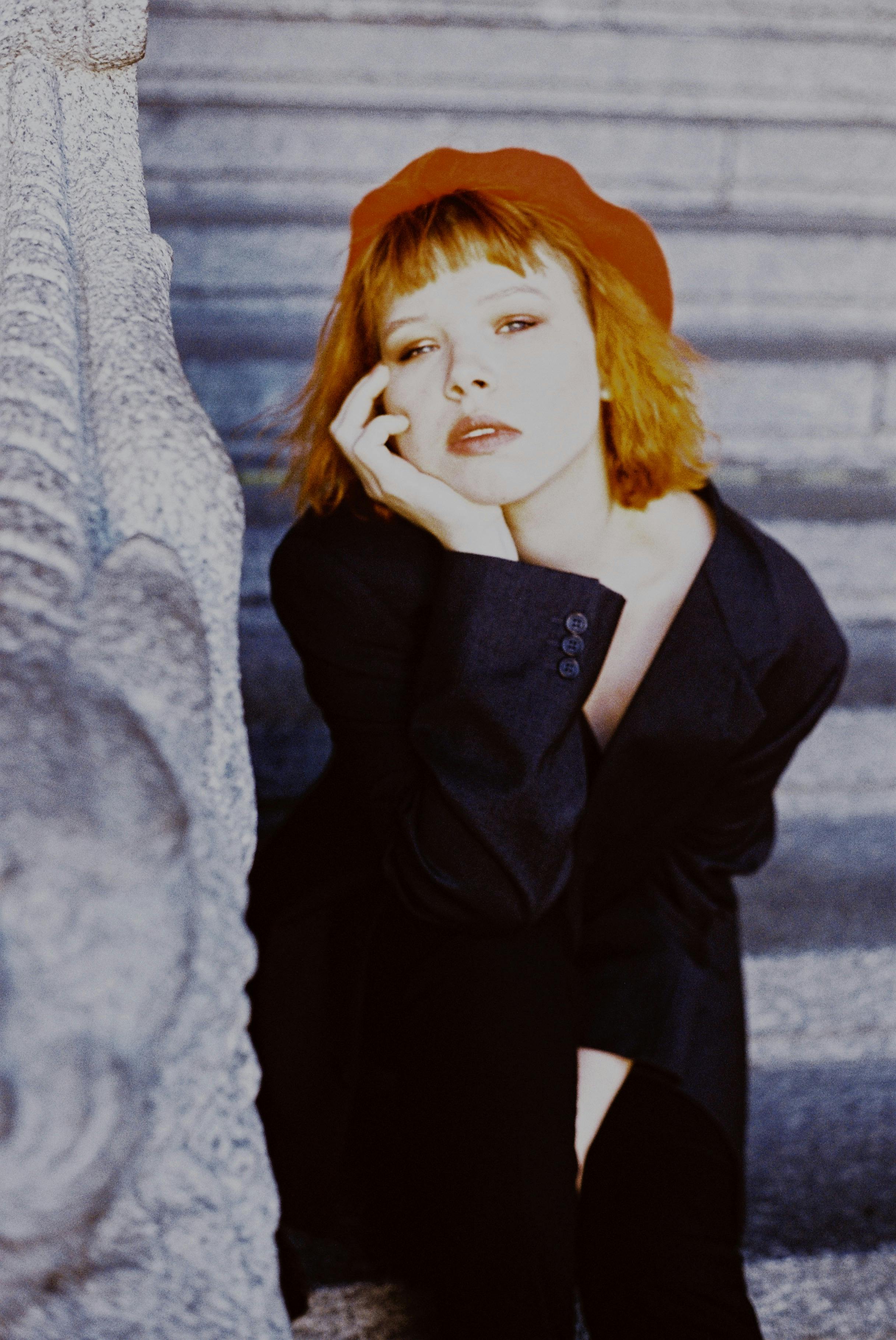 De franc Dona Amb Blazer Negre I Barret Vermell Foto d'estoc