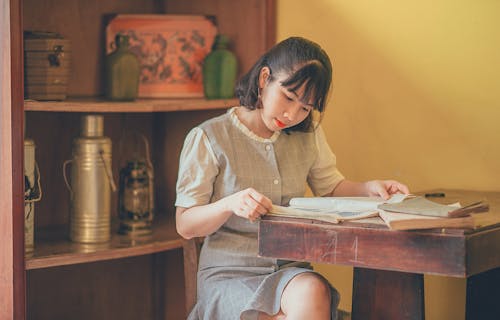Free Photo of Short-haired Woman Reading Stock Photo