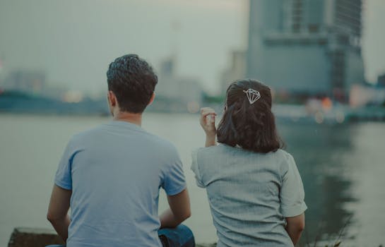 黄昏时分，一对夫妇在海滨享受着宁静的时刻