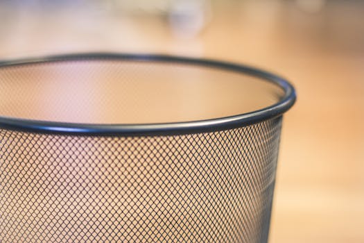 现代特写的铁丝网垃圾桶，非常适合极简主义设计主题