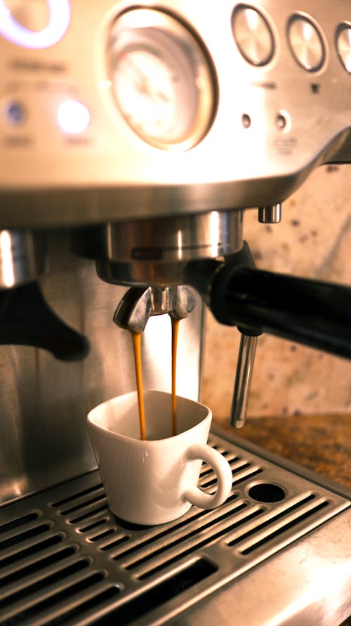 Gratis arkivbilde med espressomaskin, hvit kopp, kaffe