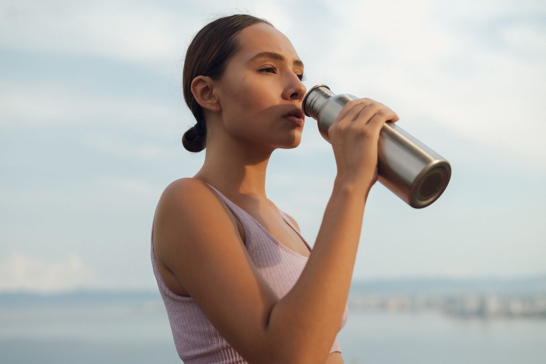 Mujer bebiendo agua