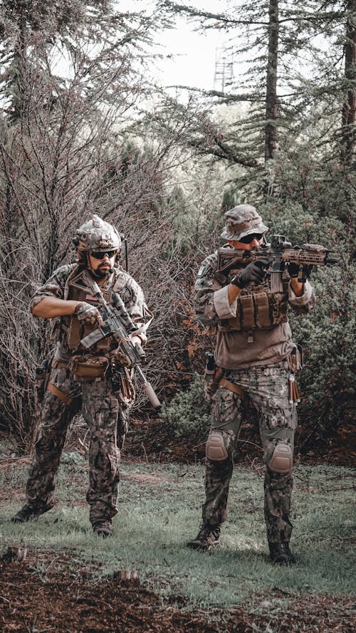 Free Soldiers Using Rifles Stock Photo