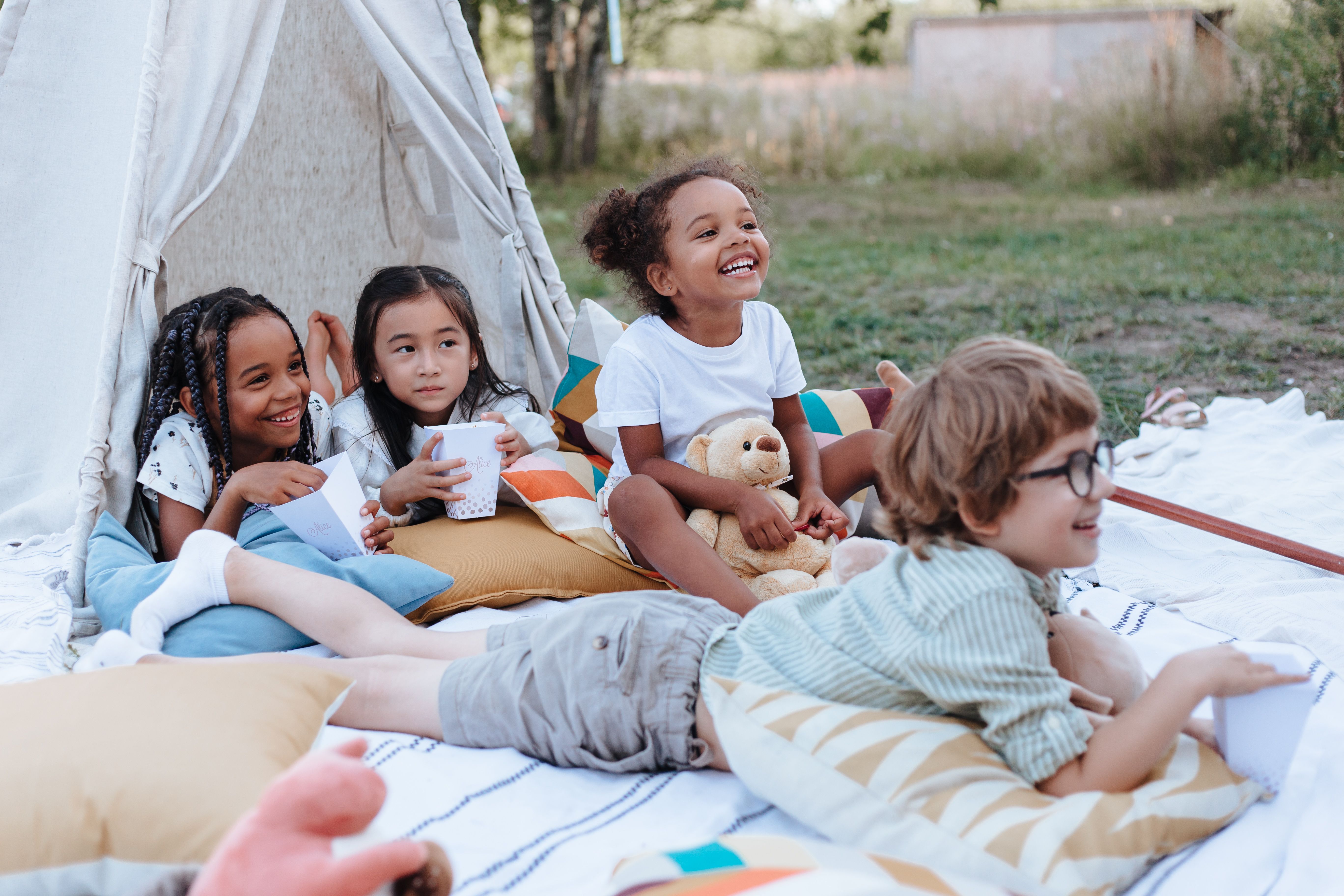 kostenlose Sommer-Aktivitäten für Kinder – Bambus Picknickkorb mit Geschirr